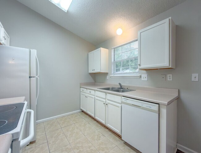 Building Photo - LOVELY SE 3/2 w/ New Paint, Fireplace, Fenced Yard, Vaulted Ceilings, Washer/Dryer, & No Carpet! ...