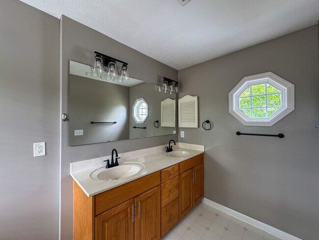 Building Photo - Cute 3 Bed 2.5 Bath Home in Fayetteville with Fenced Yard