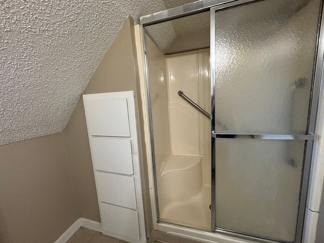 Building Photo - Great 2 bedroom plus den in a two-level ho...