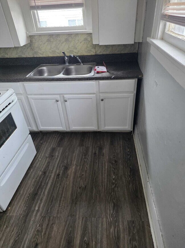 Building Photo - 2-Bedroom Gem on Barrie Avenue – Perfectly Quaint Living in Flint!