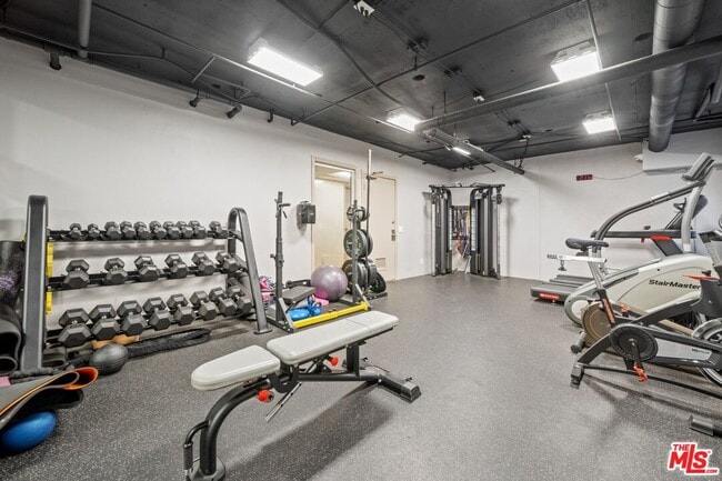 Building Photo - 1115 S Elm Dr