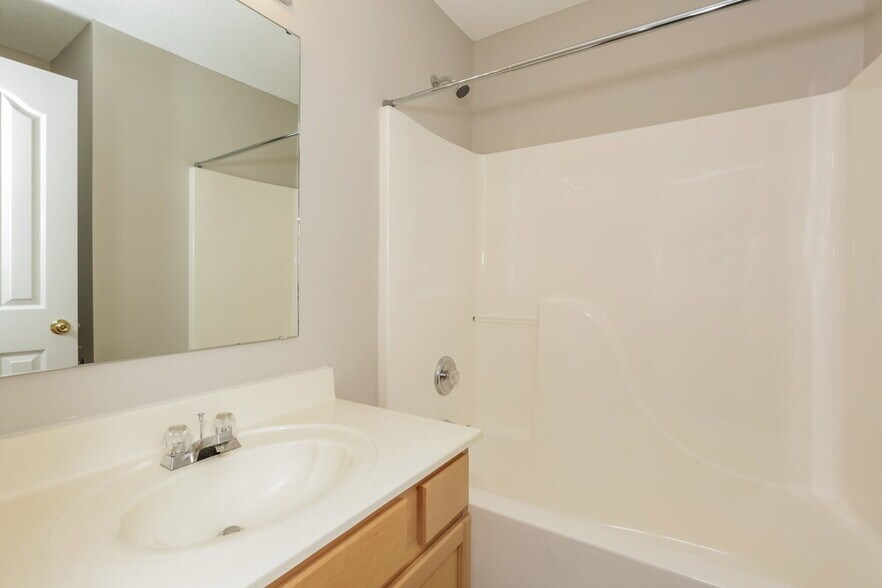 Building Photo - 2112 Highland Park Dr