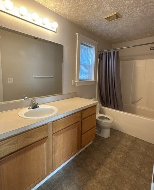 Building Photo - 3Bd/2Ba Single Story Home - Available to View!