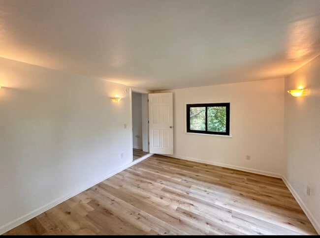 Building Photo - 10318 Lindberg Ave