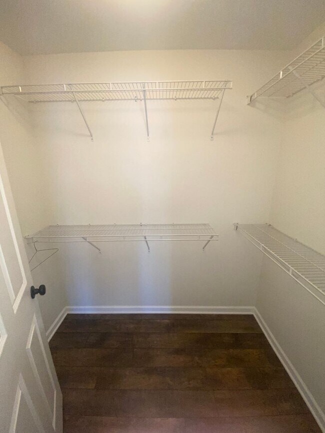 Building Photo - For Lease - 3 Bed, 2 Bath, 1232sqft Home o...