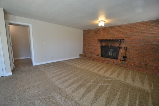 Building Photo - 4 Bed 3 Bath Home in District 20!