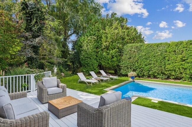 Building Photo - 25 Meadowgrass Ln