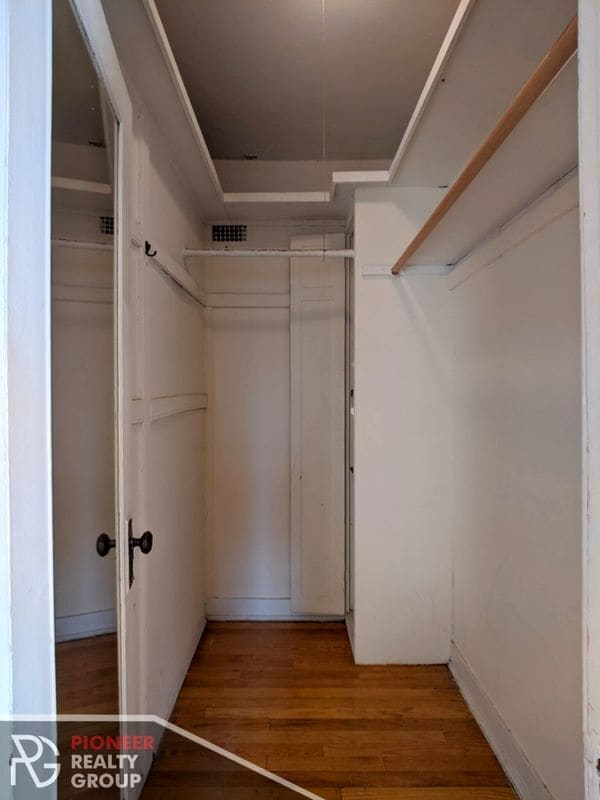 Building Photo - 516 W Cornelia Ave