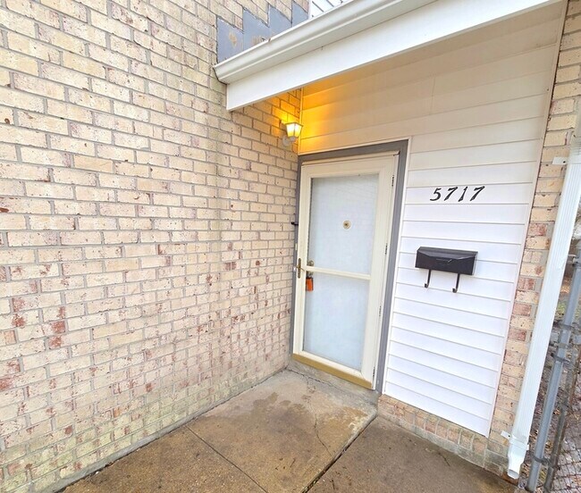 Building Photo - GORGEOUS 4 BED/2.5 BATH! END UNIT TOWN HOM...