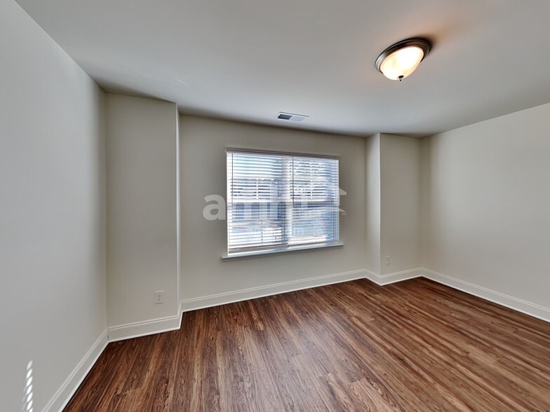 Building Photo - 607 Lk Vis Ct