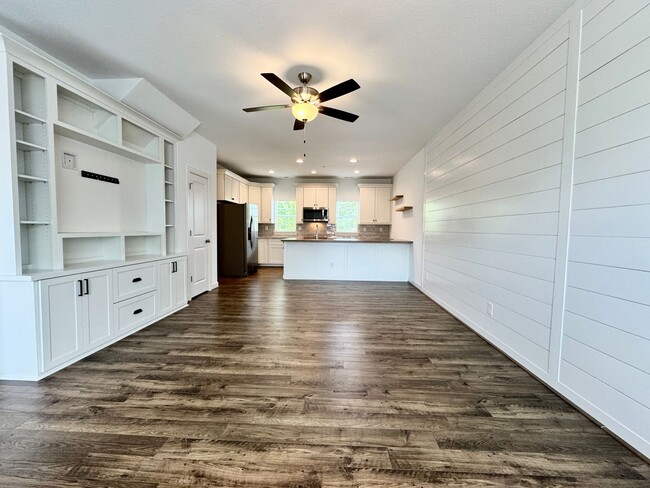 Building Photo - Practically New & Available May 1st! Luxur...