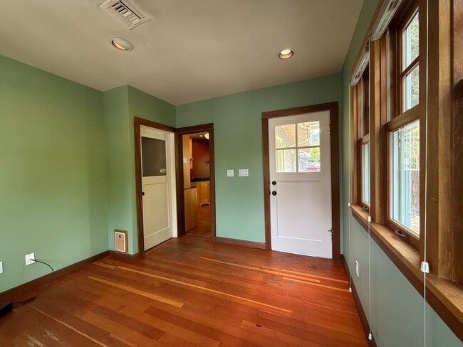 Building Photo - Craftsman home near Downtown Ashland | Ava...