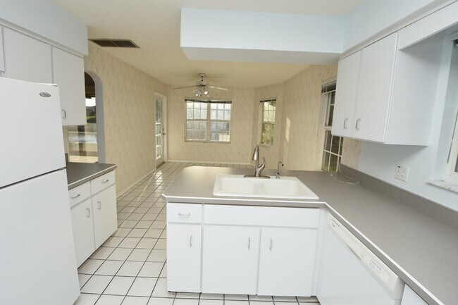 Building Photo - Salt water canal, 2 story home