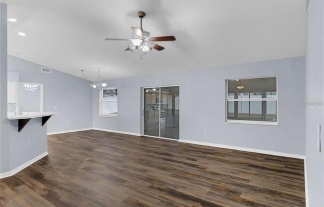 Building Photo - 3570 Manor Loop