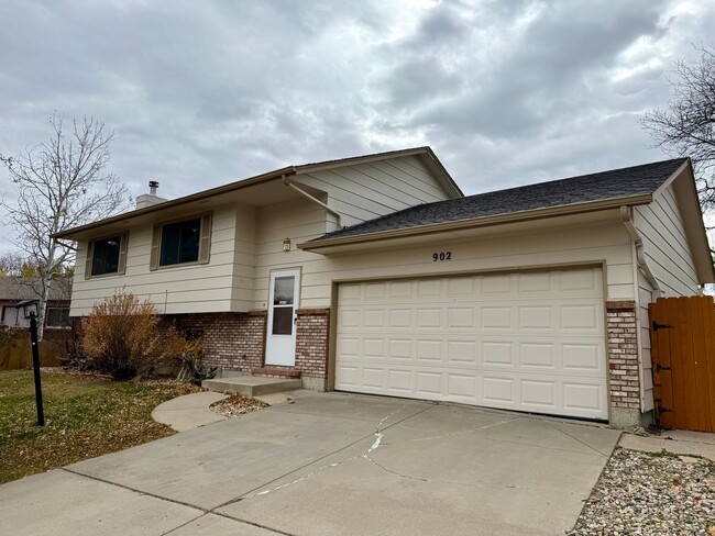 Building Photo - Large 4 Bedroom/2 Bath Bi-Level Home with ...