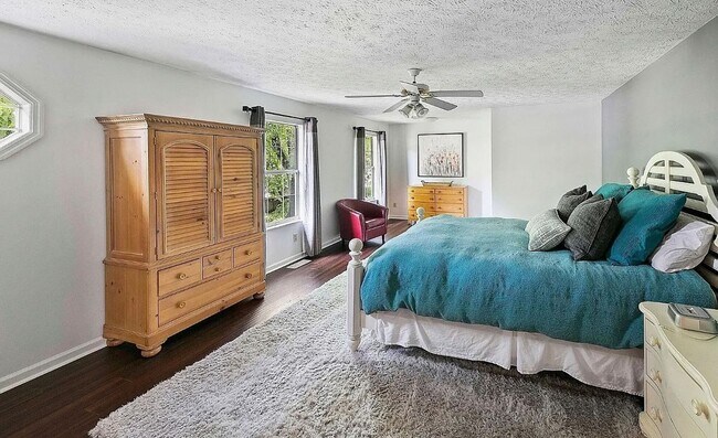 Building Photo - 4 Bedroom Home In Knoxville