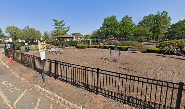 Building Photo - 208 Green Hollow Dr