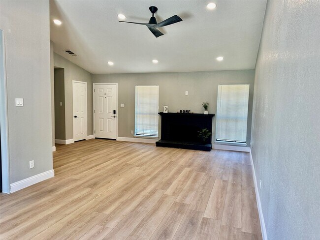 Building Photo - 4428 San Fernando Ln