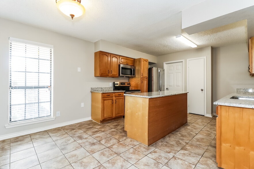 Building Photo - 3713 Longstraw Dr