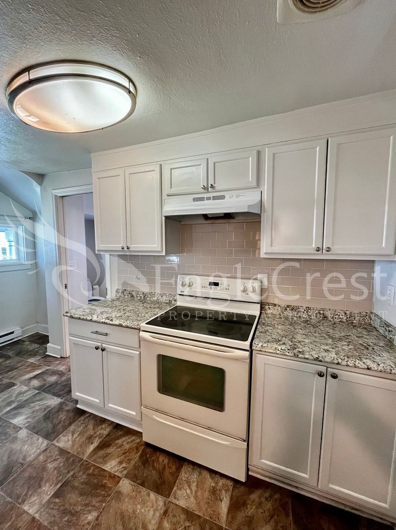 Building Photo - Comfortable 2-Bedroom Home with Fenced Yard & Washer/Dryer Hookups