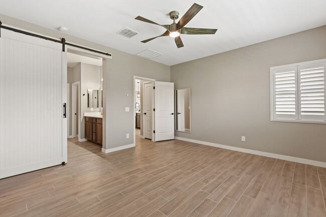 Building Photo - Beautiful 3 bedroom plus den!