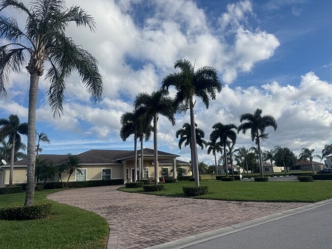 Building Photo - 1848 Grand Ridge St