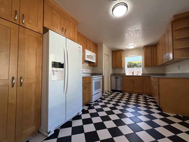 Building Photo - Charming 4-Bedroom Palo Alto Home with ADU...
