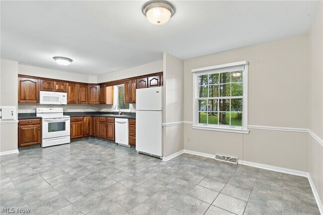 Building Photo - 6832 Green Ridge Ave