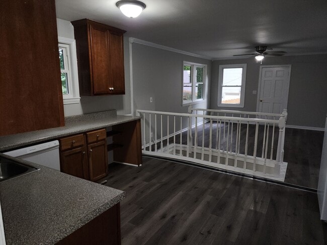 Building Photo - Spacious 5 Bedroom Home with Spectacular L...