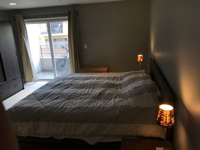 Building Photo - 1951 N Beachwood Dr