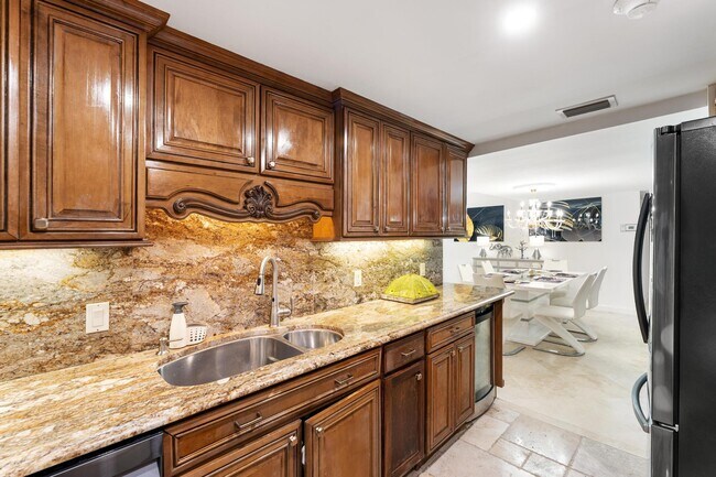 Building Photo - 5600 N Flagler Dr