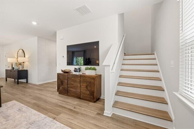 Building Photo - 465 Madison Lakeview Dr