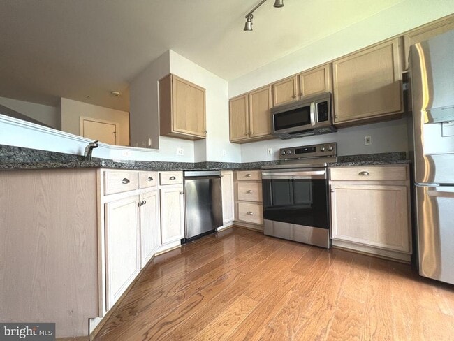 Building Photo - 4971 Clarendon Terrace