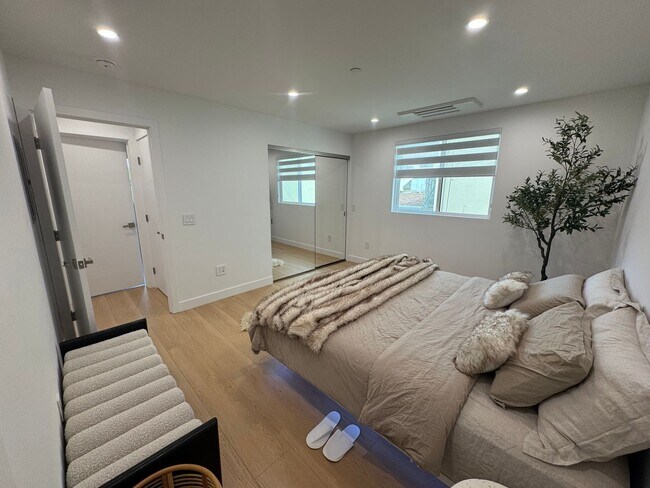 Building Photo - Spacious 1000 Sq. Ft. Single-Floor Back AD...