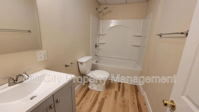 Building Photo - 414 Cedar St