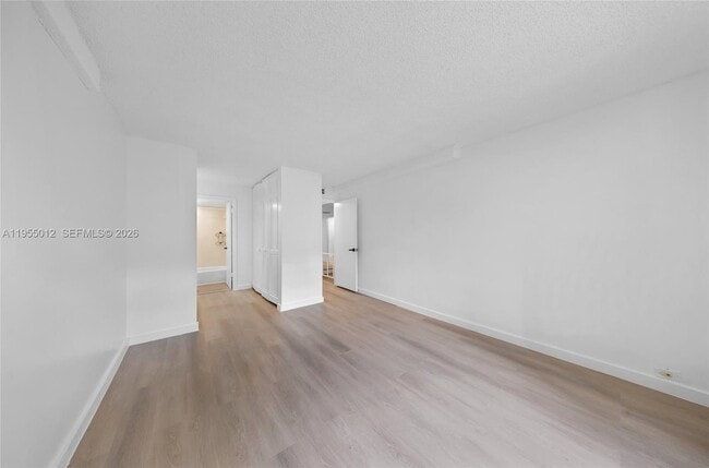 Building Photo - 3650 Inverrary Dr