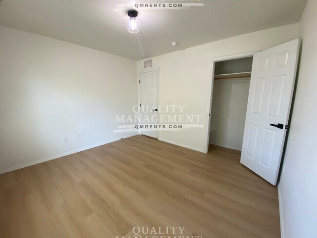 Building Photo - 784 S Jarbidge Ave