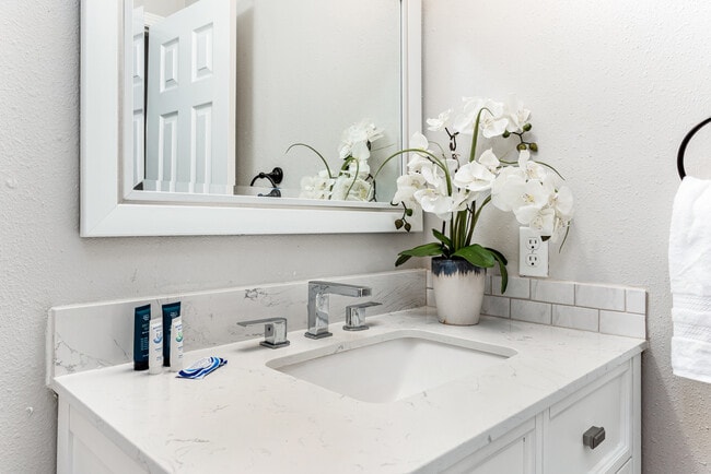 Building Photo - 1043 Grand Jct Dr