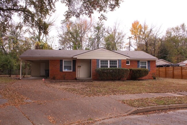 Building Photo - Spacious Home in High Point Terrace, on the Greenline