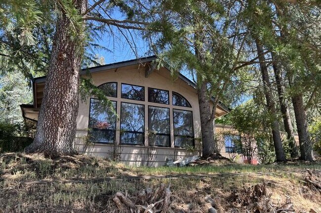 Building Photo - 1430 NE Sherman Ln