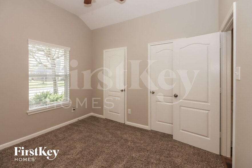 Building Photo - 6011 Little Grove Dr