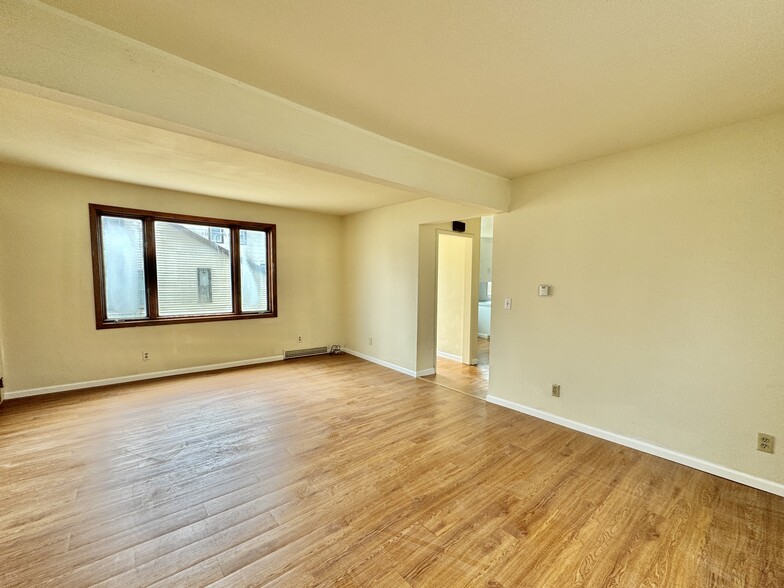 Building Photo - 1027 Saint Clair Ave