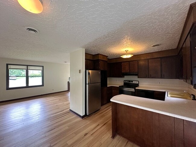 Building Photo - Rare 3BR/3BA Standalone Home Near VT Campus