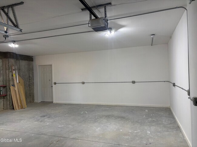 Building Photo - 443 Creek Rd