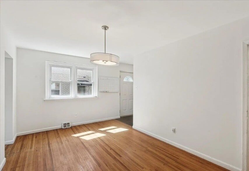 Building Photo - 7504 Valley Ave