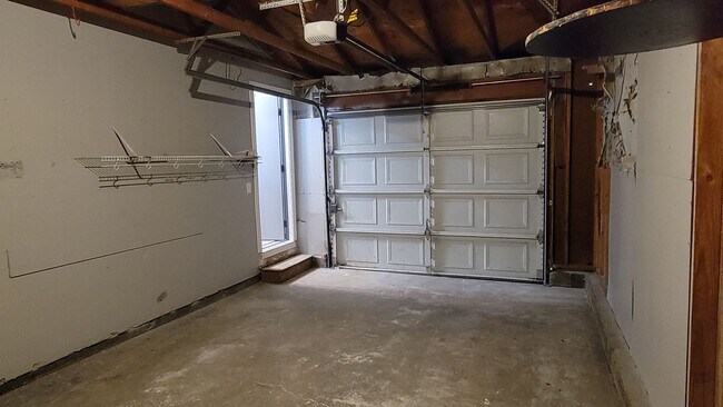 Building Photo - 4 Bedroom, 1.75 Bathroom - Freshly Updated! Available Now!