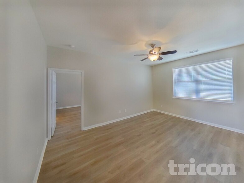 Building Photo - 825 Hawthorne Rd