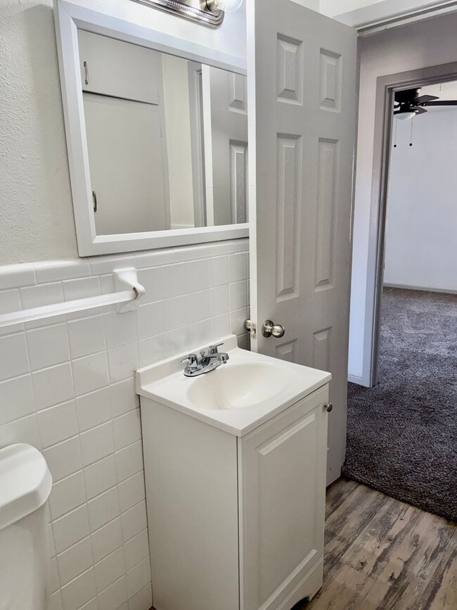 Building Photo - Adorable 3/1.5/1 in Great Location! Minutes from Tech and Hospitals!