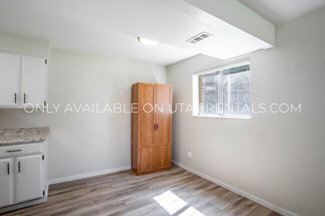 Building Photo - 32 E 925 N St