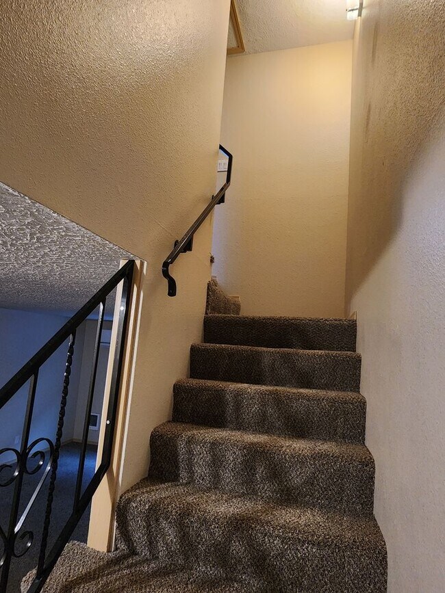 Building Photo - 1ST  FULL  MONTH'S  RENT  FREE   Pet-friendly Townhouse Near Parks and Downtown Newberg